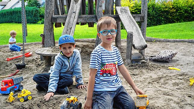 Die Zwillinge Simon und Erik (7) sandeln auf dem Spielplatz in Tengen-Watterdingen. Ihnen gefällt es, dass sie auf dem Platz klettern ...