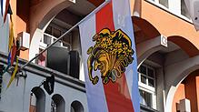Die Fahne des Narrengerichts am Bürgerhaus Adler Post während der Fasnachtstage: Im kommenden Jahr wird die Fasnacht bereits im Januar ...