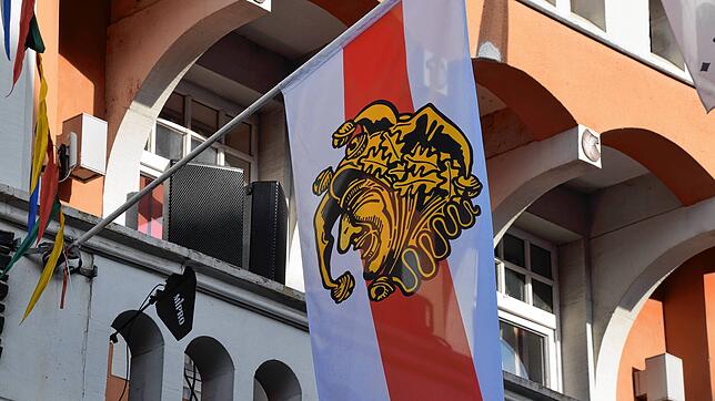 Die Fahne des Narrengerichts am Bürgerhaus Adler Post während der Fasnachtstage: Im kommenden Jahr wird die Fasnacht bereits im Januar ...