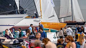 Besucher auf der Messe Interboot. Wassersport interessiert viele. Aber immer weniger können sich noch ein Boot leisten oder haben die ...