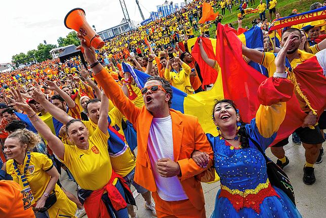 Gute Laune vor dem Anpfiff: Niederländische und rumänische Fans stimmen sich auf das Achtelfinale ein.