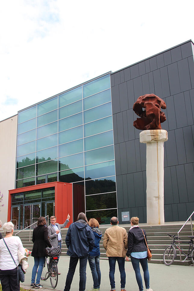 Christoph Bauer erläutert das Werk „Singener Kapitell“ von Markus Daum neben der Stadthalle.