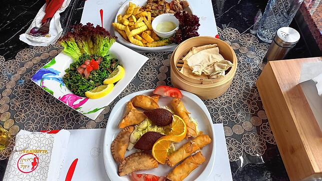 Orientalisch in &bdquo;Aladdin&lsquo;s Küche&ldquo;: Jasmin-Teller (vorne), Tabbouleh (links) und Fajita (oben).