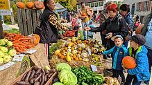 Beim Bauern- und Handwerkermarkt gibt es viele regionale Produkte und handgefertigte Waren zu kaufen. An diesem Stand lockt eine große ...