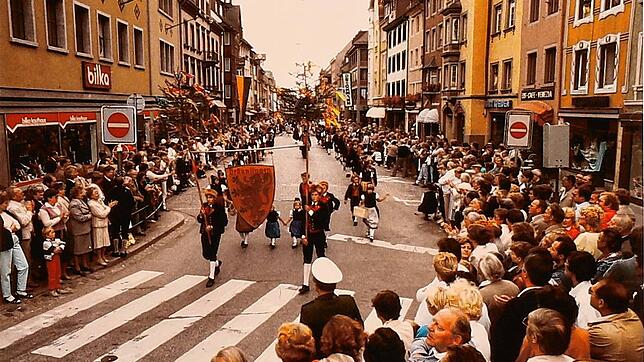 Das Motiv zeigt eine Szene vom Festzug durch die Villinger Innenstadt am Abschlusstag der Heimattage 1985. Foto: Stadtarchiv VS