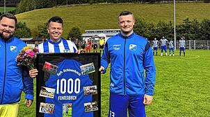 Die besondere Ehrung bei den Sportfreunden Schönenbach (von links): Luca Duffner, Martin Fehrenbach, Dominik Wehrle