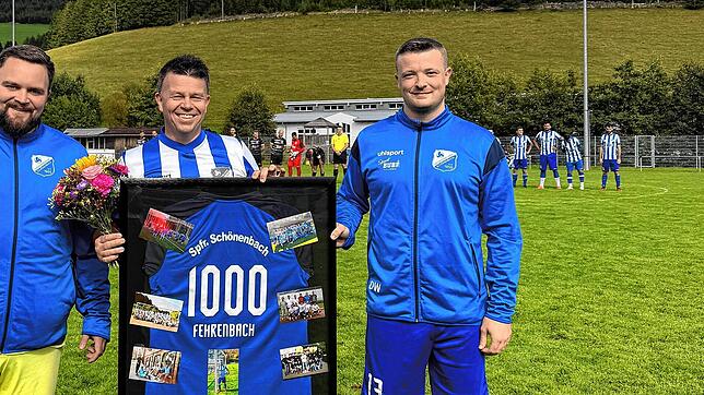 Die besondere Ehrung bei den Sportfreunden Schönenbach (von links): Luca Duffner, Martin Fehrenbach, Dominik Wehrle