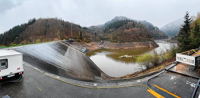 Tiefststand: Nur noch im vorderen Teil des Wehrabeckens befindet sich Wasser, große Teile der Staumauer liegen frei.