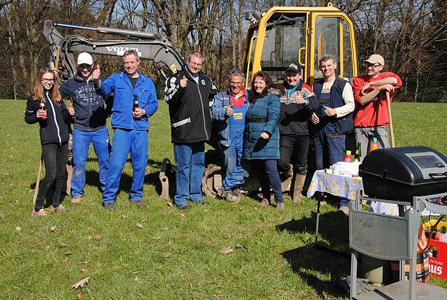 Anstoßen auf gemeinsamen Kraftakt: Im vergangenen Frühjahr haben Bürger in Harpolingen Leerrohre für schnelles Internet verlegt und ...