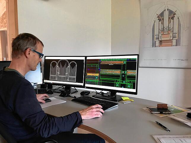 In Pfullendorf werden die Orgeln auch zusammengebaut. So hat Heinz Kremnitzer immer den aktuellen Vergleich zwischen der Konstruktion am ...