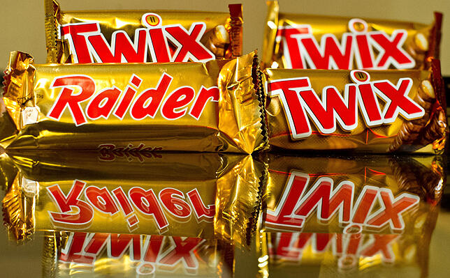 Die Schokoriegel Twix und Raider liegen auf einem Tisch in Berlin.