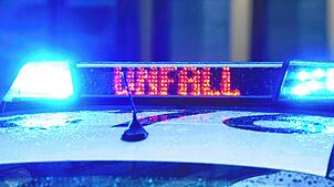 Der Schriftzug “Unfall„ ist neben dem Blaulicht auf dem Dach eines Polizeiautos zu lesen.