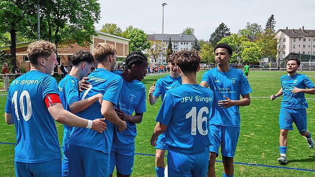 Großer Jubel bei den A-Junioren des JFV Singen, die mit 7:1 gegen die DJK Donaueschingen gewannen.