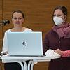 Die Bibliothekarinnen Judith Maier-Hagen (links) und Bärbel Oetken präsentieren im Gemeinderat von Engen den Jahresbericht der ...