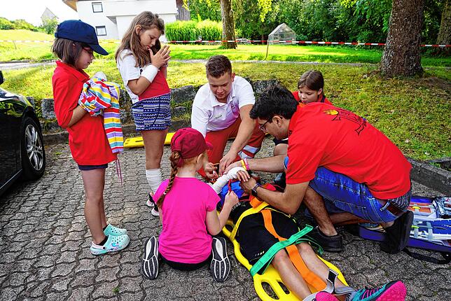 Einen &bdquo;Verletzten&ldquo; zu bergen, demonstrierte die DRK Bereitschaft Schlüchttal und hatte interessierte Zuschauerinnen.