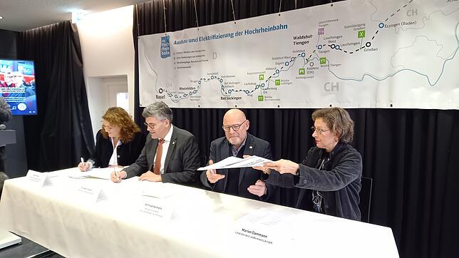 Am 18. Dezember 2023 unterzeichnen Ingrid Felipe für die DB Netz AG, Landrat Martin Kistler für den Landkreis Waldshut, Minister ...