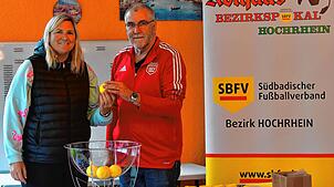 Auslosung im Rothaus-Bezirkspokal: Sabrina von Pidoll, Volleyball-Chefin bei der Spvgg. Märkt-Eimeldingen, zog – assistiert von ...
