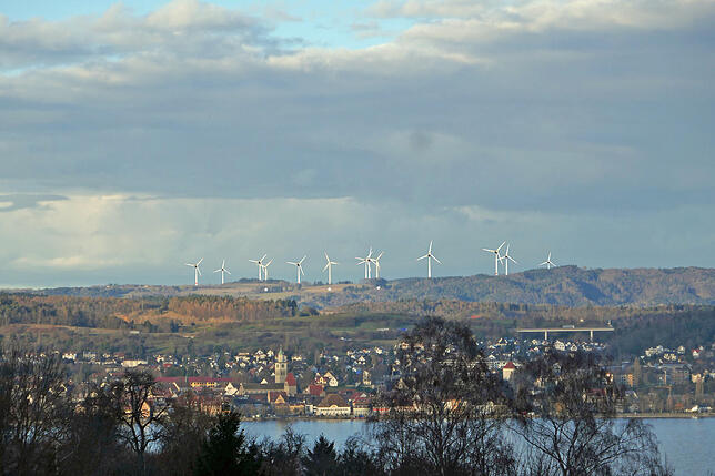 So würde die Landschaft aussehen, würden in direkter Nachbarschaft zu den drei bestehenden Anlagen weitere Windkraftanlagen gebaut. Als ...