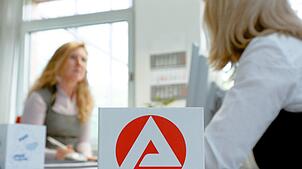 Personen, die Bürgergeld beziehen, bekommen vom Jobcenter einige Kosten bezahlt. Dazu gehören auch welche, mit denen nicht unbedingt ...