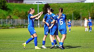 Die Spielerinnen des Hegauer FV feiern beim 3:2-Erfolg über den Zeller FV einen ihrer drei Treffer.