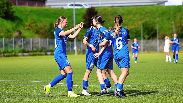 Die Spielerinnen des Hegauer FV feiern beim 3:2-Erfolg über den Zeller FV einen ihrer drei Treffer.