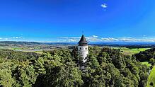 Hoch über dem Linzgau thront der Aussichtsturm Hohenbodman auf 660 Metern Höhe. Die Röhrenrutschen sollen vom Aussichtspunkt zum ...