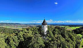 Hoch über dem Linzgau thront der Aussichtsturm Hohenbodman auf 660 Metern Höhe. Die Röhrenrutschen sollen vom Aussichtspunkt zum ...