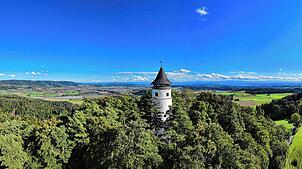 Hoch über dem Linzgau thront der Aussichtsturm Hohenbodman auf 660 Metern Höhe. Die Röhrenrutschen sollen vom Aussichtspunkt zum ...