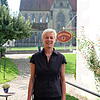 Sabine Wissen vor ihrer Goldschmiede im Schlossbezirk Salem. Im Hintergrund das Objekt ihrer Begierde: Der Turm der Schlosskirche.(Alle ...