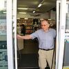 Dieter Karl von der Schreibwaren- und Buchhandlung Schönebeck kann es nicht fassen: Schon wieder haben Einbrecher zugeschlagen und dabei ...