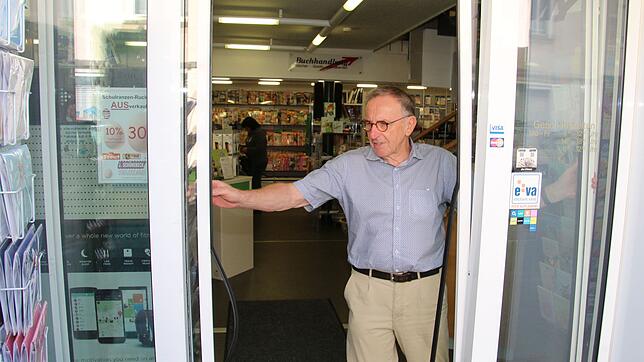 Dieter Karl von der Schreibwaren- und Buchhandlung Schönebeck kann es nicht fassen: Schon wieder haben Einbrecher zugeschlagen und dabei ...