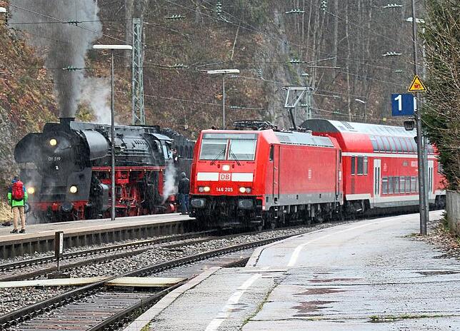 Alt und Neu nebeneinander – doch nur für kurze Augenblicke. Erst wenn der Interregio auf der Fahrt nach St. Georgen ist, darf auch der ...