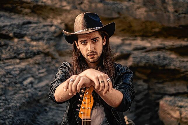 David Tarakona aus Osnabrück ist Gitarrist, Songwriter und Sänger.