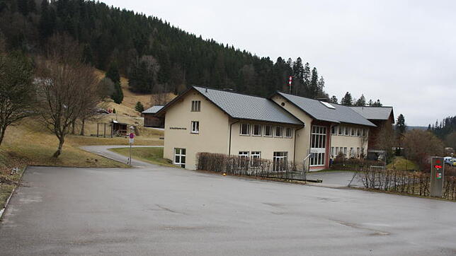Auf der Jägermatt in Todtmoos wurde ein neuer Hubschrauber-Landeplatz ausgewiesen. Im Hintergrund das Hauptschulgebäude mit dem Windsack ...