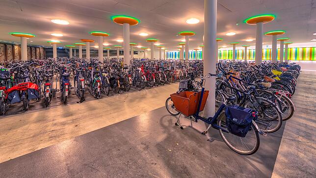 Dieses moderne unterirdische Fahrradparkhaus steht an einem Bahnhof in den Niederlanden.