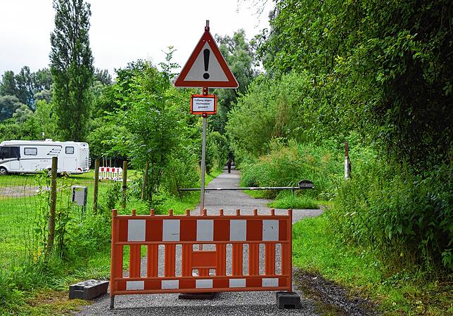 Im Naturschutzgebiet &bdquo;Im Hangen&ldquo; ist teilweise Hochwasser. Die Fußwege sind gesperrt. Hier die Sperrung am Campingplatz.