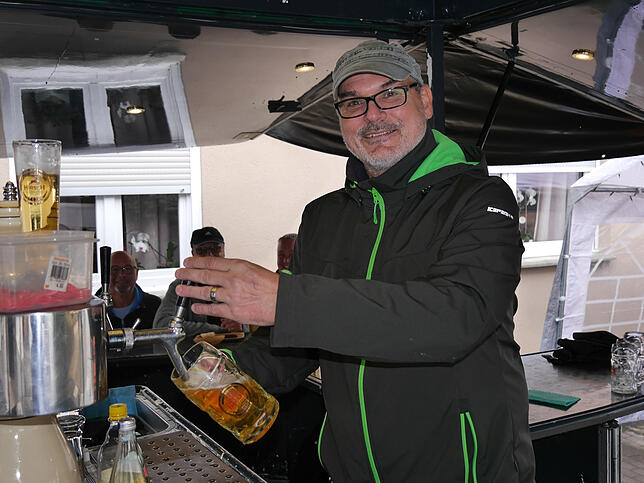 1000 Liter Bier hatte der Sportverein Gailingen besorgt. Am Zapfhahn stand Rainer Mack.