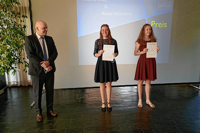 Klassenpreis 10a (von links): Schulleiter Manfred Schmider, Ronja Mosmann und Melina Matt.