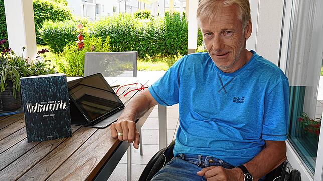 Christof Weiglein mit seinem neuen Kriminalroman Weißtannenhöhe auf seiner Terrasse in Villingen.