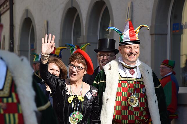 Annegret Kramp-Karrenbauer wird beim Umzug von ihrem Mann Helmut, der hier gerade verdeckt ist, und Fürsprech Michael Nadig (rechts) ...