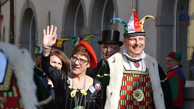 Annegret Kramp-Karrenbauer wird beim Umzug von ihrem Mann Helmut, der hier gerade verdeckt ist, und Fürsprech Michael Nadig (rechts) ...