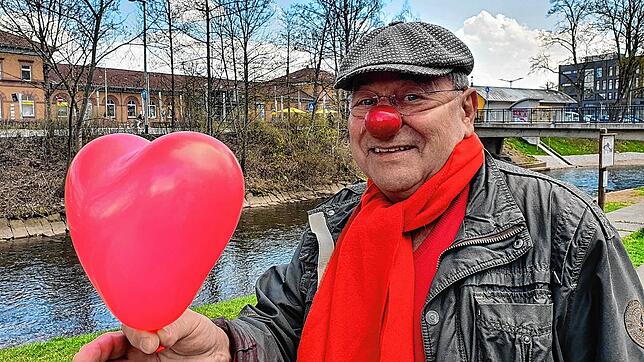 Herzchen als Geschenk: Henry Greif am Villinger Brigachufer. Das scheinbar ewige Scheitern des Clowns.