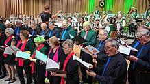 Die Akteure des „Chörli“ (rot), der Männerchor Camerata (blau) und der Musikverein Alpenblick Willaringen gestalteten ein ...