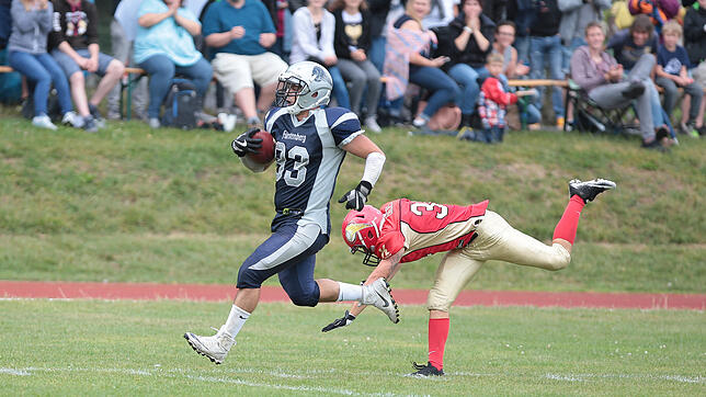 Auf und davon: Armin Rak bei seinem 90 Meter-Lauf über das Spielfeld, den er mit einem Touchdown für die Hammers krönte. Bild: R. Müller