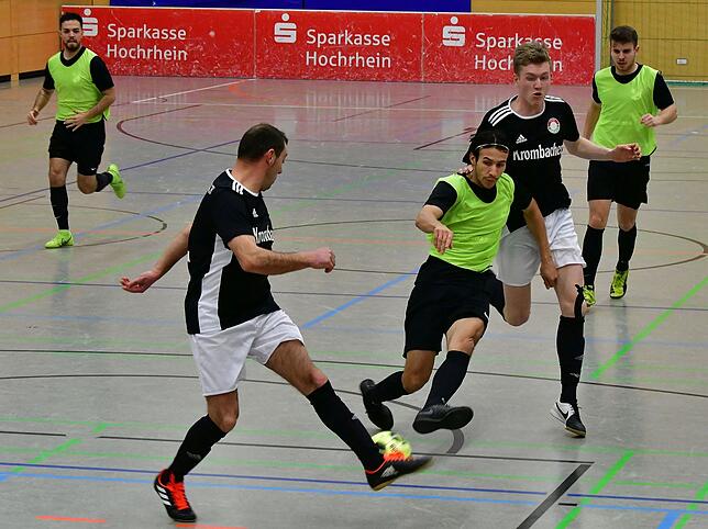 Bild 12: SV 08 Laufenburg stürmt gegen Spvgg. Andelsbach furios ins Endspiel