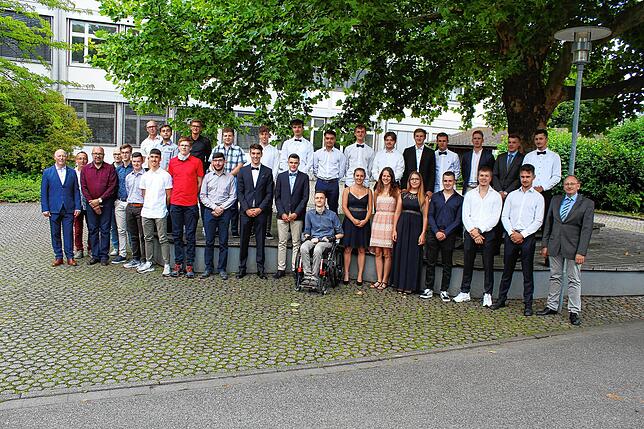 Die Klasse 13/4 des Technischen Gymnasiums der Hohentwiel-Gewerbeschule hat mit dem Abitur eine wichtige Etappe auf dem weiteren ...