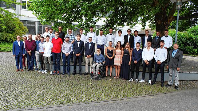 Die Klasse 13/4 des Technischen Gymnasiums der Hohentwiel-Gewerbeschule hat mit dem Abitur eine wichtige Etappe auf dem weiteren ...