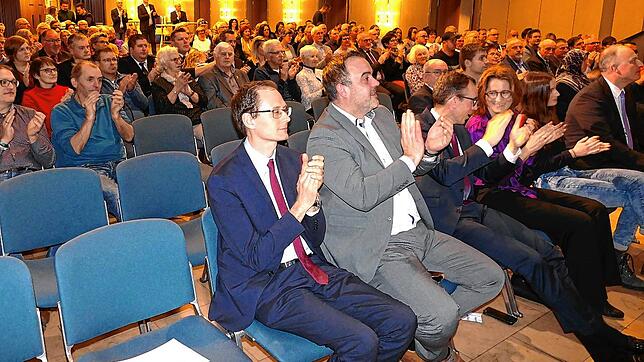 Am Neujahrsempfang der Stadt Hüfingen nehmen zahlreiche Besucher teil. Ganz vorne: Bräunlingens Bürgermeister Micha Bächle, Blumbergs ...