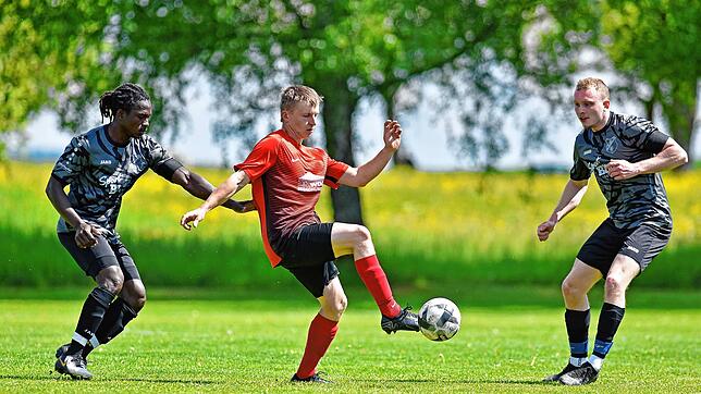 Simon Straub (Bildmitte) sicherte sich mit der SG Unadingen/Dittishausen einen 4:3-Erfolg gegen den FC Grüningen.
