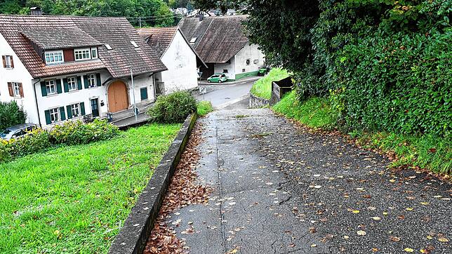Dieser Teil der Kirchstraße zur Landstraße hin muss laut Ortschaftsrat dringend saniert werden. Foto: Heinz Vollmar